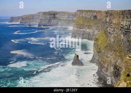 Irlanda, County Clare, scogliere di Moher da sud sulle scogliere di Moher passeggiata costiera. Foto Stock