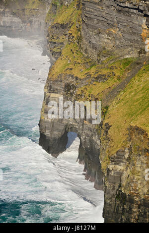 Irlanda, County Clare, scogliere di Moher da sud sulle scogliere di Moher passeggiata costiera. Foto Stock