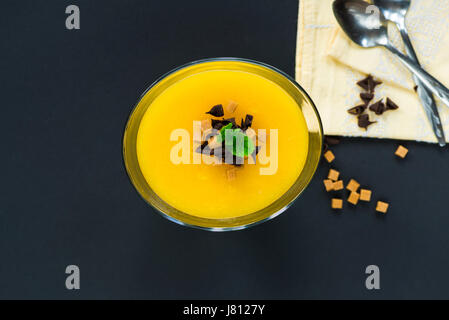 Mango panna cotta - tradizionale dolce italiano Foto Stock