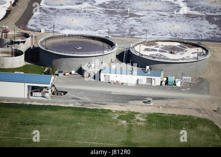 Una veduta aerea di un impianto di depurazione delle acque reflue con aerazione stagni e vasche di decantazione. Foto Stock