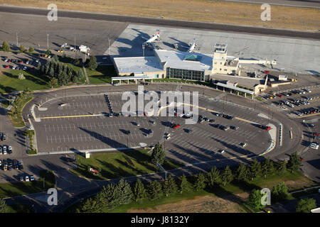 Una veduta aerea di Idaho Falls aeroporto pista e il terminal Foto Stock