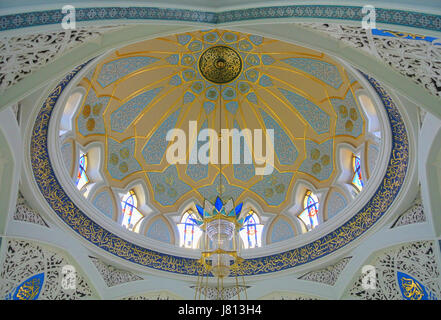 KAZAN, Russia - 25 giugno 2016: l'interno della cupola di Kul Sharif moschea, una delle più grandi moschee in Russia. Foto Stock