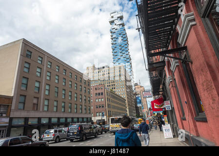 New York, Stati Uniti d'America 25 maggio 2017 il 60 Storia condominio, 56 Leonard Street, comunemente chiamato Jenga Edificio, aumenta al di sopra di loft e edifici industriali di TriBeCa. Gli architetti Herzog & de Meuron descrive la costruzione come " Case accatastati nel cielo. ©Stacy Rosenstock Walsh Foto Stock