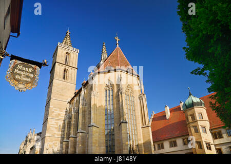 In Germania, in Baviera, Rothenburg ob der Tauber, St Jakobs Kirche o St James Church, esterno vista posteriore. Foto Stock