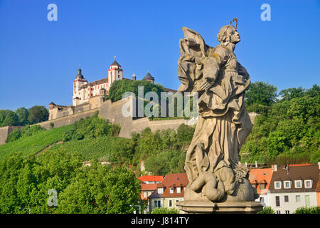 In Germania, in Baviera, Wurzburg, Festung Marienberg sopra il fiume principale con una statua di St Marie o Maria Patrona della Franconia. Foto Stock