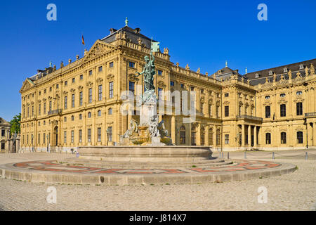 In Germania, in Baviera, Wurzburg, Wurzburg Residenz o Residence Palace facciata con il Franconia Fontana. Foto Stock