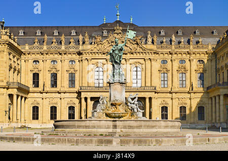 In Germania, in Baviera, Wurzburg, Wurzburg Residenz o Residence Palace facciata con il Franconia Fontana. Foto Stock