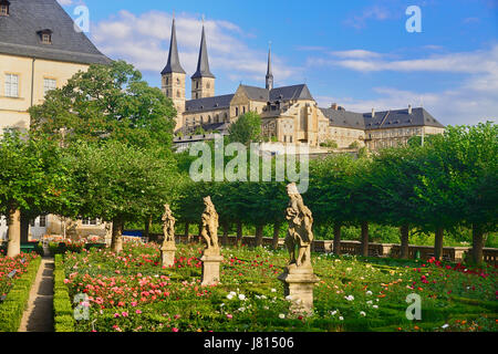 In Germania, in Baviera, Bamberg, Neue Residenz, il Giardino delle Rose con Michaelsberg Abbey in background. Foto Stock