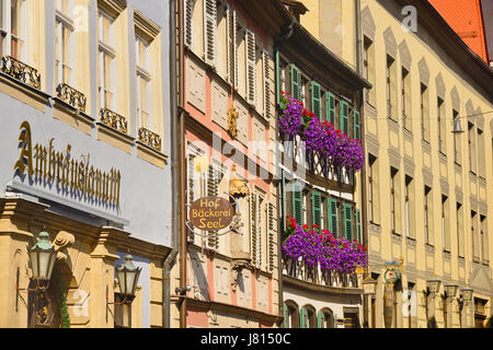 In Germania, in Baviera, Bamberg, Dominikanerstrasse con birreria Schlenkerla e taverna. Foto Stock