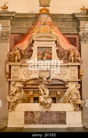 L'Italia, Toscana, Firenze, Basilica di Santa Croce,Tomba di Michelangelo. Foto Stock