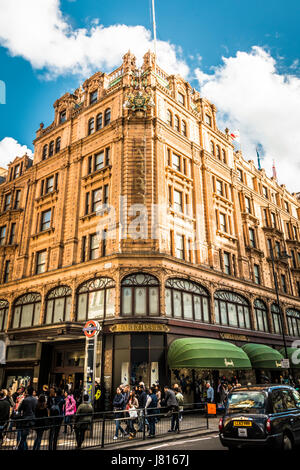 Harrods Luxury department store su Brompton Road nel quartiere di Knightsbridge di Londra, Regno Unito Foto Stock