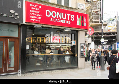 Ciambelle e baguettes Cafe nel centro di Londra, Inghilterra, Regno Unito Foto Stock