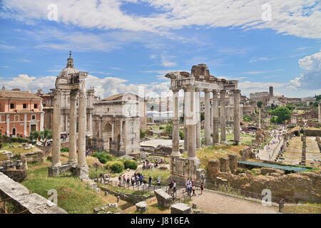 Italia, Roma, vista del Foro Romano dal Colle Capitolino con le rovine dell'Arco di Settimio Severo e il Tempio di Saturno prominente. Foto Stock