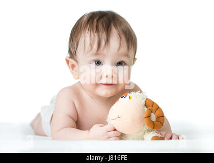 Bambino giacente sulla pancia con il giocattolo di peluche Foto Stock
