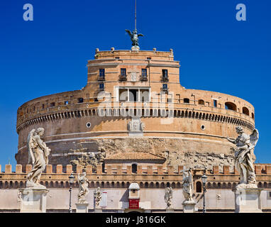 Italia, Roma, Castel Sant Angelo con le statue sul Pont Sant Angelo in primo piano. Foto Stock