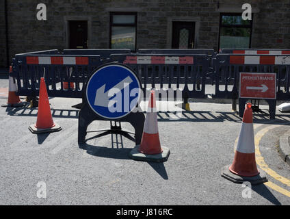 Lavori stradali, blu Mantieni la sinistra con la freccia bianca, i pedoni tengono la destra ai lavori stradali e le barriere di plastica su via ramsfast lancashire uk Foto Stock