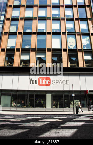 You Tube spazio in King's Cross, Camden, London, England, Regno Unito Foto Stock