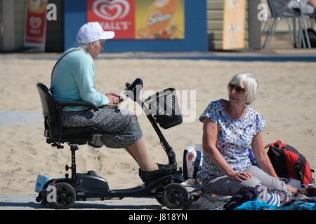 Weymouth Dorset, Regno Unito. 26 Maggio, 2017. Gli ospiti godono di Weymouth beach su ciò che promette di essere Dorsets giorno più caldo della banca week-end di vacanza . Credito: Tom Corban/Alamy Live News Foto Stock