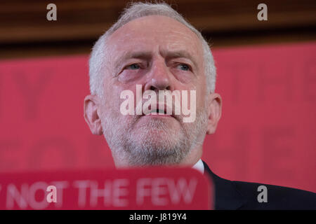 Londra, Regno Unito. 26 Maggio, 2017. Leader del partito laburista Jeremy Corbyn offre un discorso di Westminster a difendere la democrazia e l' importanza di di stare in piedi insieme con la città di Manchester all indomani dell attentato a Manchester Arena il 22 maggio, il suo primo importante discorso dal momento che la campagna è stata ripresa. Egli ha anche parlato del legame tra il terrorismo nel Regno Unito e British politica estera. Credito: Mark Kerrison/Alamy Live News Foto Stock