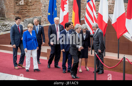 Sicilia, Italia. 26 Maggio, 2017. Canada il Primo Ministro Justin Trudeau (L-R) cammina dietro alla Germania il Cancelliere Angela Merken, Presidente del Consiglio europeo Donald Tusk, il presidente statunitense Donald Trump, Giappone il Primo Ministro Shinzo Abe, Presidente della Francia Emmanuel Macron, ministro italiano il Presidente Paolo Gentiloni, la Gran Bretagna è Theresa Maggio e la Commissione Europea Jean Claude Juncker off il podio dopo il "Ritratto di famiglia' al vertice del G7 in Sicilia a Taormina, Italia, 26 maggio 2017. I capi degli Stati del G7 si incontrano in Sicilia dal 26 maggio fino al 27 maggio 2017. Credito: dpa/Alamy Live News Foto Stock