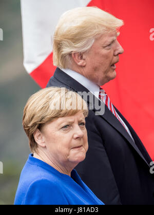 Sicilia, Italia. 26 Maggio, 2017. Sicilia, Italia. 26 Maggio, 2017. Il cancelliere tedesco Angela Merkel cammina accanto a noi presidente Donald Trump durante il "Ritratto di famiglia' al vertice del G7 in Sicilia a Taormina, Italia, 26 maggio 2017. I capi degli Stati del G7 si incontrano in Sicilia dal 26 maggio fino al 27 maggio 2017 a negoziare e a parlare di argomenti a livello globale. Credito: dpa/Alamy Live News Foto Stock