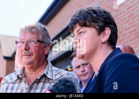 Newtownabbey, Irlanda del Nord. 26 Maggio 2017 - DUP Leader Arlene Foster visite panetteria Ashers mentre fuori la campagna con Sammy Wilson per le prossime elezioni generali. La DUP è stato accusato di omofobia sostenendo Ashers panificio a seguito del loro rifiuto di consegnare una torta ghiacciata con una fotografia e slogan sostenere il matrimonio gay. Ashers rivendicazioni è contro le loro credenze come essi sono orgogliosi di essere una società cristiana con la morale cristiana. Un recente caso giudiziario statuito che Ashers aveva negato il cliente i loro diritti umani, ma sono piuttosto la decisione. Da allora essi hanno r Foto Stock