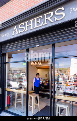 Newtownabbey, Irlanda del Nord. 26 Maggio 2017 - DUP Leader Arlene Foster visite panetteria Ashers mentre fuori la campagna con Sammy Wilson per le prossime elezioni generali. La DUP è stato accusato di omofobia sostenendo Ashers panificio a seguito del loro rifiuto di consegnare una torta ghiacciata con una fotografia e slogan sostenere il matrimonio gay. Ashers rivendicazioni è contro le loro credenze come essi sono orgogliosi di essere una società cristiana con la morale cristiana. Un recente caso giudiziario statuito che Ashers aveva negato il cliente i loro diritti umani, ma sono piuttosto la decisione. Da allora essi hanno r Foto Stock