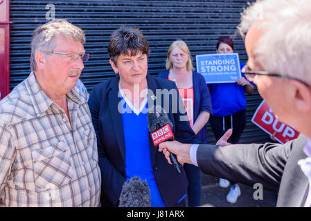 Newtownabbey, Irlanda del Nord. 26 Maggio 2017 - DUP Leader Arlene Foster visite panetteria Ashers mentre fuori la campagna con Sammy Wilson per le prossime elezioni generali. La DUP è stato accusato di omofobia sostenendo Ashers panificio a seguito del loro rifiuto di consegnare una torta ghiacciata con una fotografia e slogan sostenere il matrimonio gay. Ashers rivendicazioni è contro le loro credenze come essi sono orgogliosi di essere una società cristiana con la morale cristiana. Un recente caso giudiziario statuito che Ashers aveva negato il cliente i loro diritti umani, ma sono piuttosto la decisione. Da allora essi hanno r Foto Stock