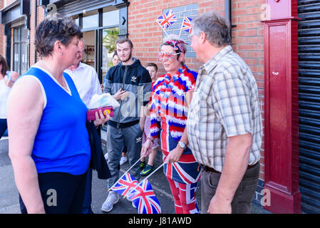 Newtownabbey, Irlanda del Nord. 26 Maggio 2017 - DUP Leader Arlene Foster visite panetteria Ashers mentre fuori la campagna con Sammy Wilson per le prossime elezioni generali. La DUP è stato accusato di omofobia sostenendo Ashers panificio a seguito del loro rifiuto di consegnare una torta ghiacciata con una fotografia e slogan sostenere il matrimonio gay. Ashers rivendicazioni è contro le loro credenze come essi sono orgogliosi di essere una società cristiana con la morale cristiana. Un recente caso giudiziario statuito che Ashers aveva negato il cliente i loro diritti umani, ma sono piuttosto la decisione. Da allora essi hanno r Foto Stock