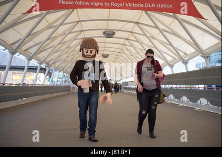 ExCel, London REGNO UNITO. 26 maggio 2017. Il primo MCM London Comic Con del 2017 si apre con cosplayers, espositori e giochi scendendo su ExCel. Credito: Malcolm Park/Alamy Live News Foto Stock