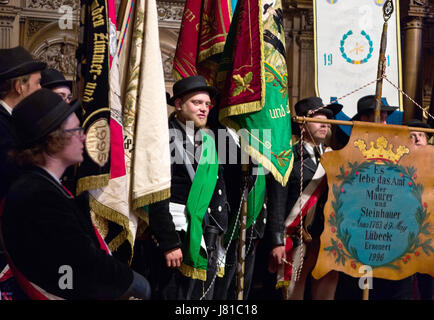 Amburgo, Germania. 26 Maggio, 2017. Journeymen della società "giusti falegnami e conciatetti' in Altona si riuniranno presso il municipio di Amburgo, Germania, 26 maggio 2017. Journeymen da tutta la Germania si sono riuniti per la loro annuale il giorno dell'Ascensione la raccolta di Amburgo. Foto: Christophe Gateau/dpa/Alamy Live News Foto Stock