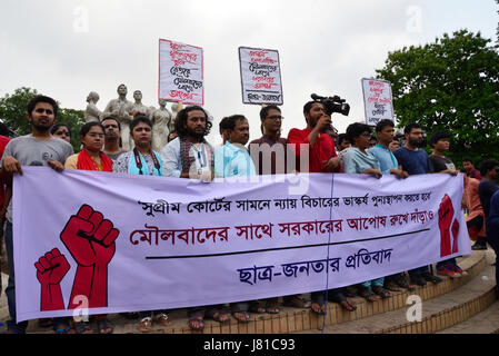 Dacca in Bangladesh. 26 Maggio, 2017. Bengalese ala sinistra studenti marzo nella strada verso la Corte suprema per protestare a Dhaka, nel Bangladesh, il 26 maggio 2017. Una signora giustizia statua è stata rimossa dal Bangladesh alla Corte Suprema del locali sotto la protezione a tenuta per tutta la notte dopo sostenitori della linea dura islamista premuto per la sua rimozione per mesi, lo scultore detto venerdì. Credito: Mamunur Rashid/Alamy Live News Foto Stock