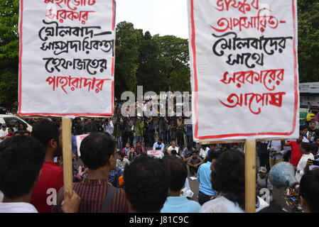 Dacca in Bangladesh. 26 Maggio, 2017. Bengalese ala sinistra studenti marzo nella strada verso la Corte suprema per protestare a Dhaka, nel Bangladesh, il 26 maggio 2017. Una signora giustizia statua è stata rimossa dal Bangladesh alla Corte Suprema del locali sotto la protezione a tenuta per tutta la notte dopo sostenitori della linea dura islamista premuto per la sua rimozione per mesi, lo scultore detto venerdì. Credito: Mamunur Rashid/Alamy Live News Foto Stock