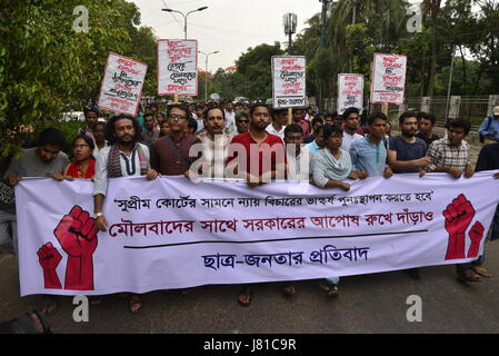 Dacca in Bangladesh. 26 Maggio, 2017. Bengalese ala sinistra studenti marzo nella strada verso la Corte suprema per protestare a Dhaka, nel Bangladesh, il 26 maggio 2017. Una signora giustizia statua è stata rimossa dal Bangladesh alla Corte Suprema del locali sotto la protezione a tenuta per tutta la notte dopo sostenitori della linea dura islamista premuto per la sua rimozione per mesi, lo scultore detto venerdì. Credito: Mamunur Rashid/Alamy Live News Foto Stock