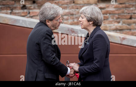 Sicilia, Italia. 26 Maggio, 2017. Primo ministro italiano Paolo Gentiloni (L) saluta la Gran Bretagna il Primo ministro Theresa Maggio durante il vertice del G7 in Sicilia a Taormina, Italia, 26 maggio 2017. I capi degli Stati del G7 si incontrano in Sicilia dal 26 maggio fino al 27 maggio 2017 a negoziare e discutere di temi globali. Foto: Michael Kappeler/dpa/Alamy Live News Foto Stock