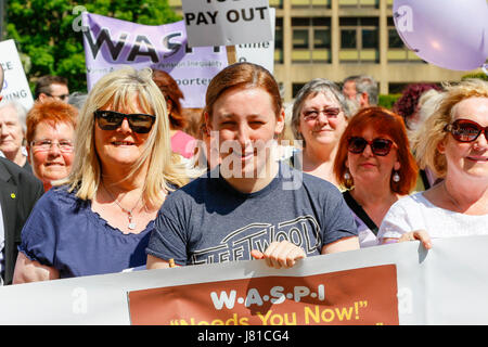 Glasgow, Regno Unito. 26 Maggio, 2017. Come parte di una giornata nazionale di dimostrazione dei membri della Scozia occidentale di gruppi di donne contro la pensione statale di disuguaglianza (WASPI) terrà un rally a George Square, Glasgow chiede a tutti i partiti politici ad un impegno ad essi relative alla pensione di disuguaglianza. Diverse centinaia di donne hanno marciato sebbene la città supportato da parte di politici di altoparlanti dal SNP, manodopera e il verde dei partiti politici, compresi Mhairi nero (SNP), Patrick Grady (SNP) e Patrick Harvey (verdi) Credito: Findlay/Alamy Live News Foto Stock