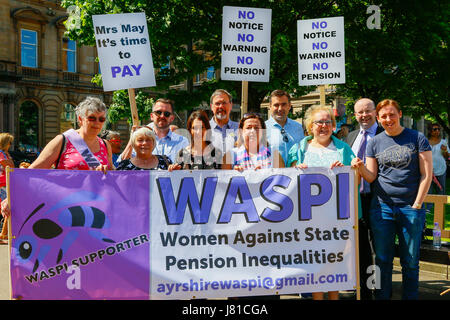 Glasgow, Regno Unito. 26 Maggio, 2017. Come parte di una giornata nazionale di dimostrazione dei membri della Scozia occidentale di gruppi di donne contro la pensione statale di disuguaglianza (WASPI) terrà un rally a George Square, Glasgow chiede a tutti i partiti politici ad un impegno ad essi relative alla pensione di disuguaglianza. Diverse centinaia di donne hanno marciato sebbene la città supportato da parte di politici di altoparlanti dal SNP, manodopera e il verde dei partiti politici, compresi Mhairi nero (SNP), Patrick Grady (SNP) e Patrick Harvey (verdi) Credito: Findlay/Alamy Live News Foto Stock