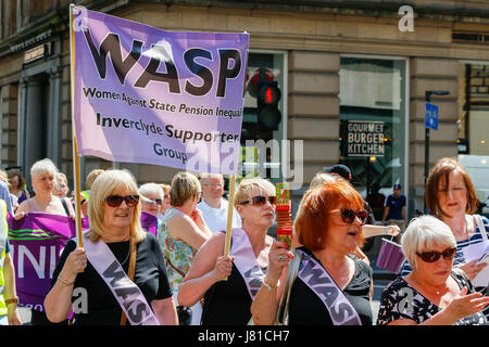 Glasgow, Regno Unito. 26 Maggio, 2017. Come parte di una giornata nazionale di dimostrazione dei membri della Scozia occidentale di gruppi di donne contro la pensione statale di disuguaglianza (WASPI) terrà un rally a George Square, Glasgow chiede a tutti i partiti politici ad un impegno ad essi relative alla pensione di disuguaglianza. Diverse centinaia di donne hanno marciato sebbene la città supportato da parte di politici di altoparlanti dal SNP, manodopera e il verde dei partiti politici, compresi Mhairi nero (SNP), Patrick Grady (SNP) e Patrick Harvey (verdi) Credito: Findlay/Alamy Live News Foto Stock