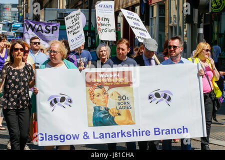 Glasgow, Regno Unito. 26 Maggio, 2017. Come parte di una giornata nazionale di dimostrazione dei membri della Scozia occidentale di gruppi di donne contro la pensione statale di disuguaglianza (WASPI) terrà un rally a George Square, Glasgow chiede a tutti i partiti politici ad un impegno ad essi relative alla pensione di disuguaglianza. Diverse centinaia di donne hanno marciato sebbene la città supportato da parte di politici di altoparlanti dal SNP, manodopera e il verde dei partiti politici, compresi Mhairi nero (SNP), Patrick Grady (SNP) e Patrick Harvey (verdi) Credito: Findlay/Alamy Live News Foto Stock