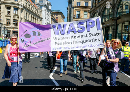 Glasgow, Regno Unito. 26 Maggio, 2017. Come parte di una giornata nazionale di dimostrazione dei membri della Scozia occidentale di gruppi di donne contro la pensione statale di disuguaglianza (WASPI) terrà un rally a George Square, Glasgow chiede a tutti i partiti politici ad un impegno ad essi relative alla pensione di disuguaglianza. Diverse centinaia di donne hanno marciato sebbene la città supportato da parte di politici di altoparlanti dal SNP, manodopera e il verde dei partiti politici, compresi Mhairi nero (SNP), Patrick Grady (SNP) e Patrick Harvey (verdi) Credito: Findlay/Alamy Live News Foto Stock