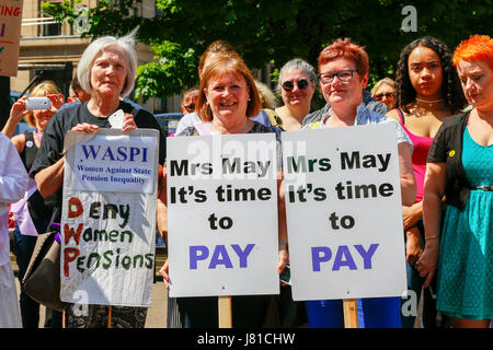 Glasgow, Regno Unito. 26 Maggio, 2017. Come parte di una giornata nazionale di dimostrazione dei membri della Scozia occidentale di gruppi di donne contro la pensione statale di disuguaglianza (WASPI) terrà un rally a George Square, Glasgow chiede a tutti i partiti politici ad un impegno ad essi relative alla pensione di disuguaglianza. Diverse centinaia di donne hanno marciato sebbene la città supportato da parte di politici di altoparlanti dal SNP, manodopera e il verde dei partiti politici, compresi Mhairi nero (SNP), Patrick Grady (SNP) e Patrick Harvey (verdi) Credito: Findlay/Alamy Live News Foto Stock