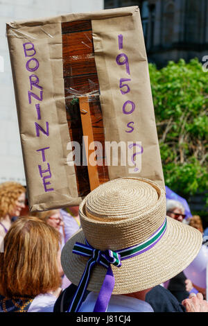 Glasgow, Regno Unito. 26 Maggio, 2017. Come parte di una giornata nazionale di dimostrazione dei membri della Scozia occidentale di gruppi di donne contro la pensione statale di disuguaglianza (WASPI) terrà un rally a George Square, Glasgow chiede a tutti i partiti politici ad un impegno ad essi relative alla pensione di disuguaglianza. Diverse centinaia di donne hanno marciato sebbene la città supportato da parte di politici di altoparlanti dal SNP, manodopera e il verde dei partiti politici, compresi Mhairi nero (SNP), Patrick Grady (SNP) e Patrick Harvey (verdi) Credito: Findlay/Alamy Live News Foto Stock