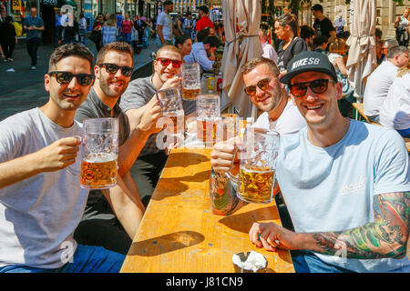 Glasgow, Scotland, Regno Unito. 26 Maggio, 2017. Come temperature Volate in alto 20 C è il popolo di Glasgow prendere il tempo per rilassarsi e fare un po' di liquido il pranzo e a prendere il sole in una delle città della outdoor cafe bar Credit: Findlay/Alamy Live News Foto Stock