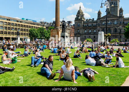 Glasgow, Scotland, Regno Unito. 26 Maggio, 2017. Come temperature Volate in alto 20 C è il popolo di Glasgow prendere il tempo per rilassarsi e fare un po' di pranzo e prendere il sole in George Square. Credito: Findlay/Alamy Live News Foto Stock