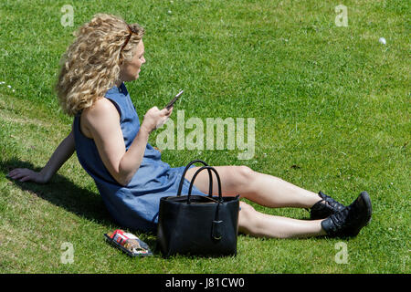 Bath, Regno Unito. 26 Maggio, 2017. Come bagno gode di un altro e calda giornata di sole una giovane donna è raffigurato a godersi il bel tempo in Parade Gardens. Credito: lynchpics/Alamy Live News Foto Stock