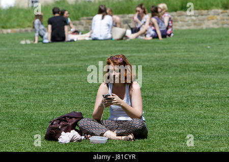 Bath, Regno Unito. 26 Maggio, 2017. Come bagno gode di un altro e calda giornata di sole una giovane donna è raffigurato a godersi il bel tempo davanti al Royal Crescent. Credito: lynchpics/Alamy Live News Foto Stock