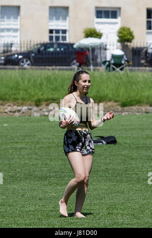 Bath, Regno Unito. 26 Maggio, 2017. Come bagno gode di un altro e calda giornata di sole una giovane donna è raffigurato nella parte anteriore del Royal Crescent come ella getta una palla da rugby intorno a. Credito: lynchpics/Alamy Live News Foto Stock