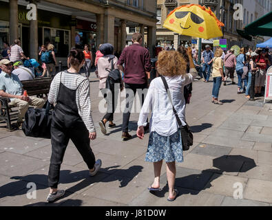 Bath, Regno Unito. 26 Maggio, 2017. Come bagno gode di un altro e calda giornata di sole una donna tenendo in mano un ombrello con un sorriso soleggiato sulla faccia di esso è raffigurato come lei cammina per le strade di Bath. Credito: lynchpics/Alamy Live News Foto Stock