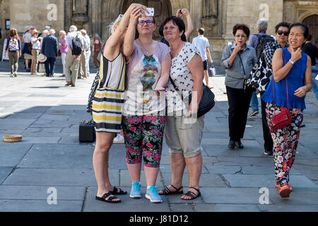 Bath, Regno Unito. 26 Maggio, 2017. Come bagno gode di un altro calda e soleggiata giornata i turisti sono illustrati in quanto essi prendono un selfie al di fuori dell Abbazia di Bath. Credito: lynchpics/Alamy Live News Foto Stock