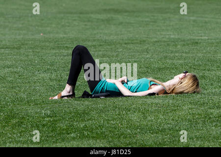 Bath, Regno Unito. 26 Maggio, 2017. Come bagno gode di un altro e calda giornata di sole una giovane donna è raffigurato a godersi il bel tempo davanti al Royal Crescent. Credito: lynchpics/Alamy Live News Foto Stock